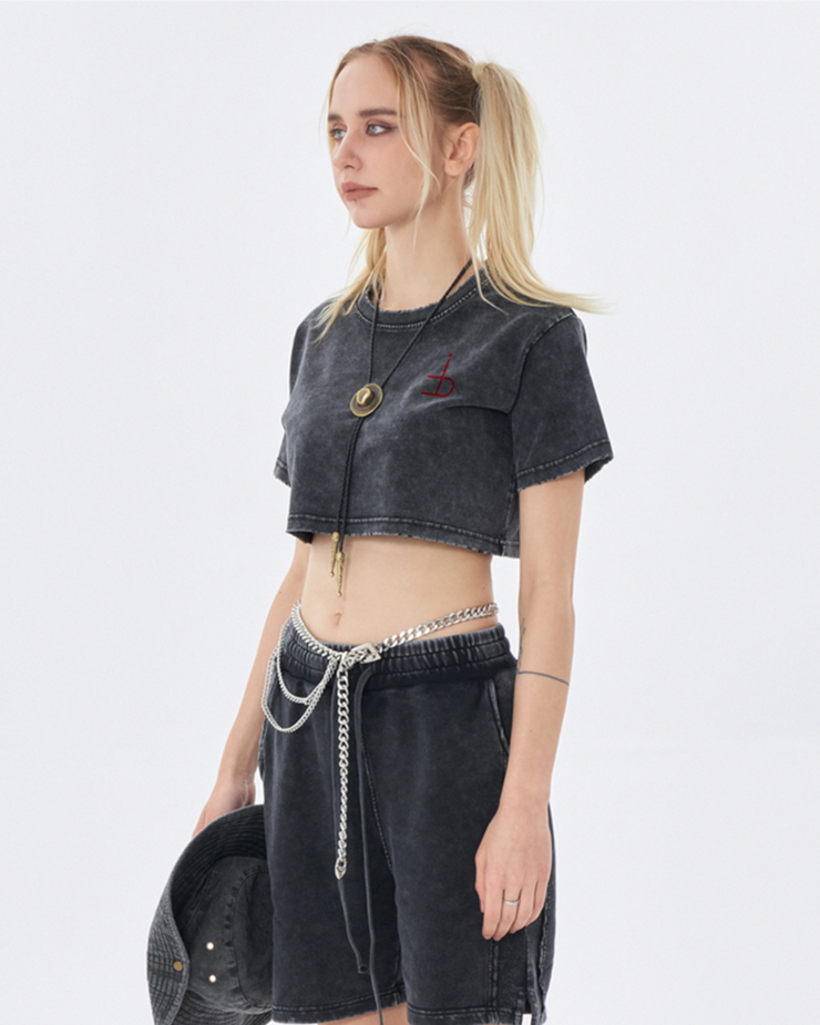 CAMISETA “SNOWFADE CROP 220” — DESGASTE CON ACTITUD.