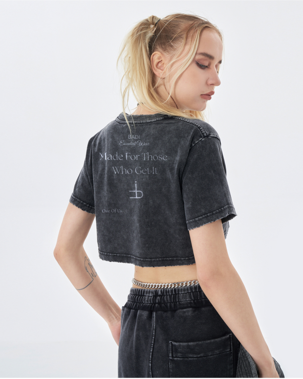 CAMISETA “SNOWFADE CROP 220” — DESGASTE CON ACTITUD.